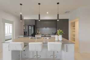 Frigorífico y placa de cocina