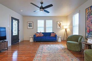 Living area - *Premium* Forehand Cottage - 22 min to Rocker B! (Mineral Wells)