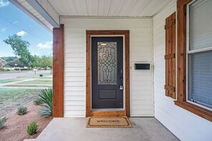 Exterior detail - *Premium* Forehand Cottage - 22 min to Rocker B! (Mineral Wells)