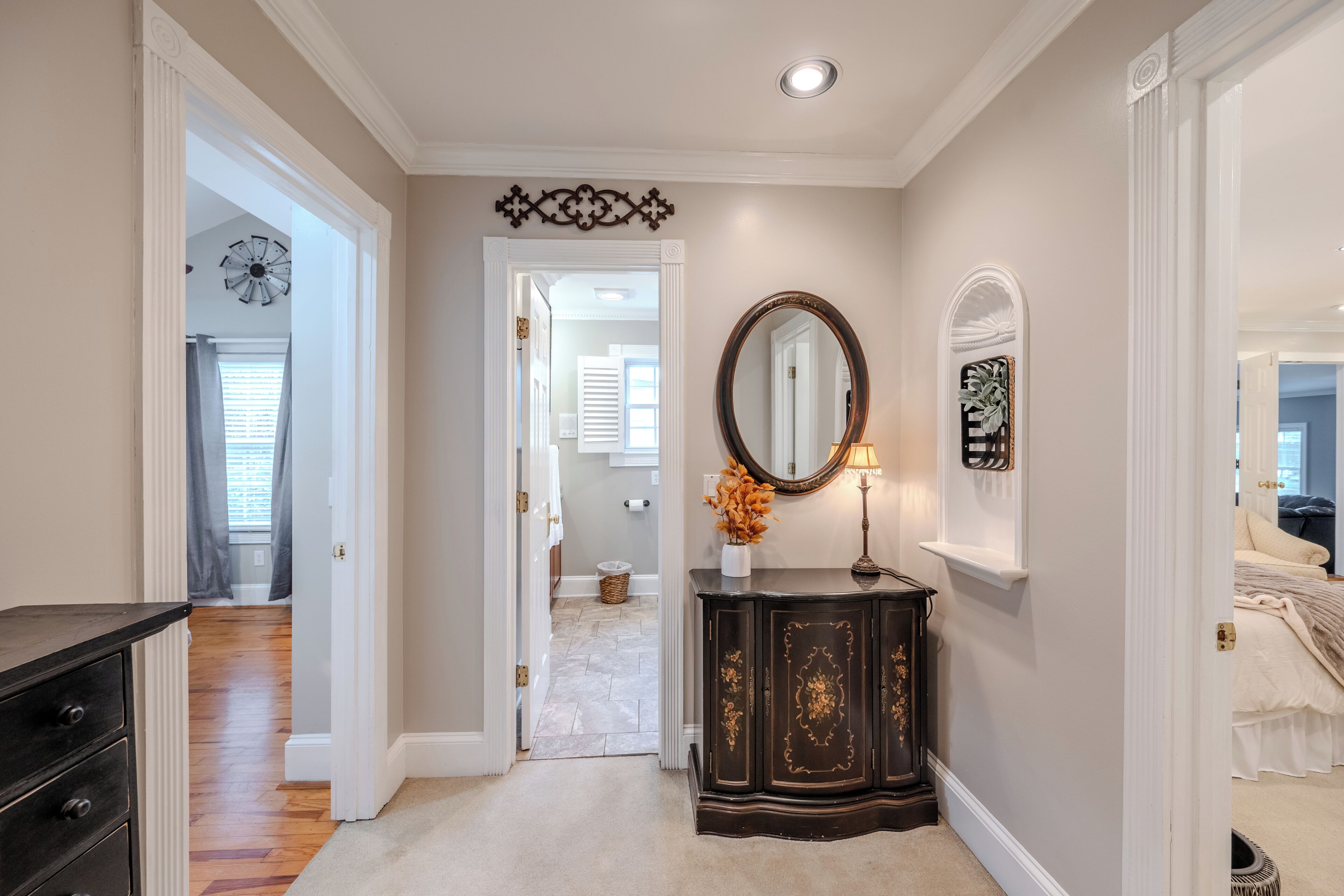 3 habitaciones, tabla de planchar con plancha, wifi y ropa de cama 