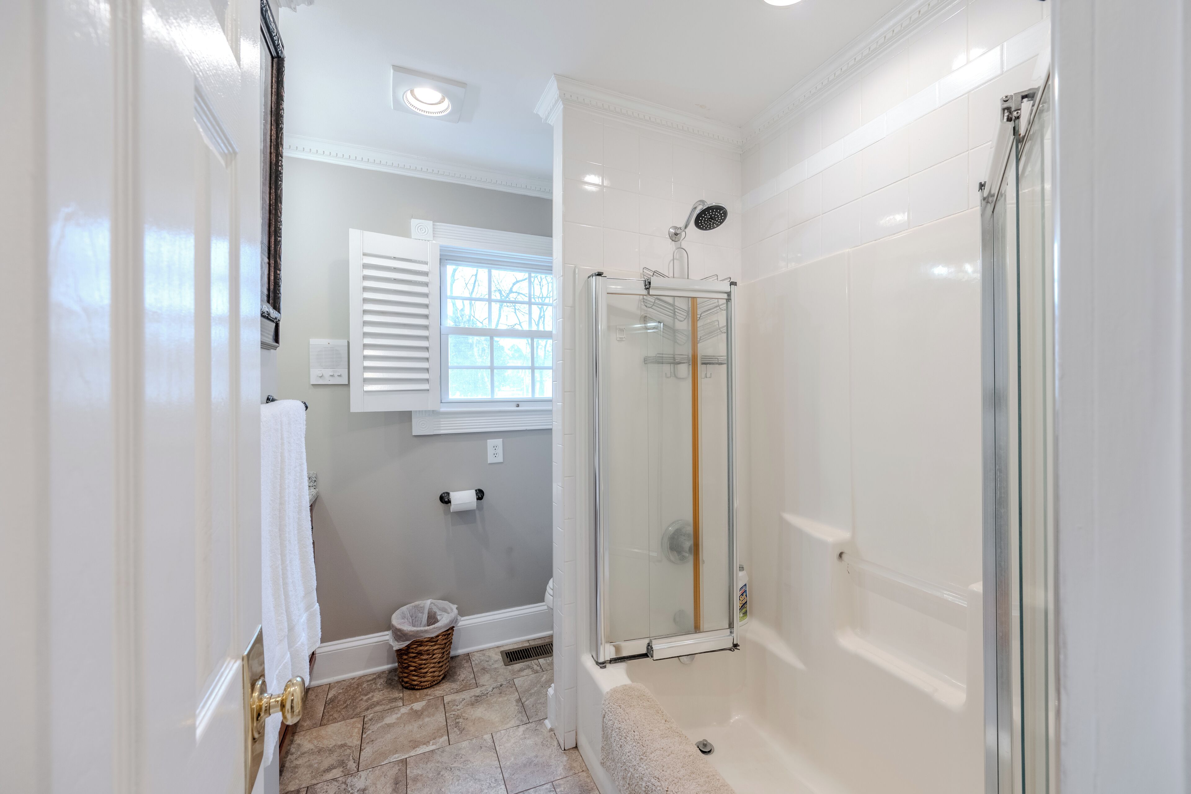 Hårtork, handdukar, tvål och toalettpapper