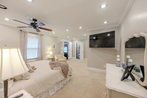3 habitaciones, tabla de planchar con plancha, wifi y ropa de cama 