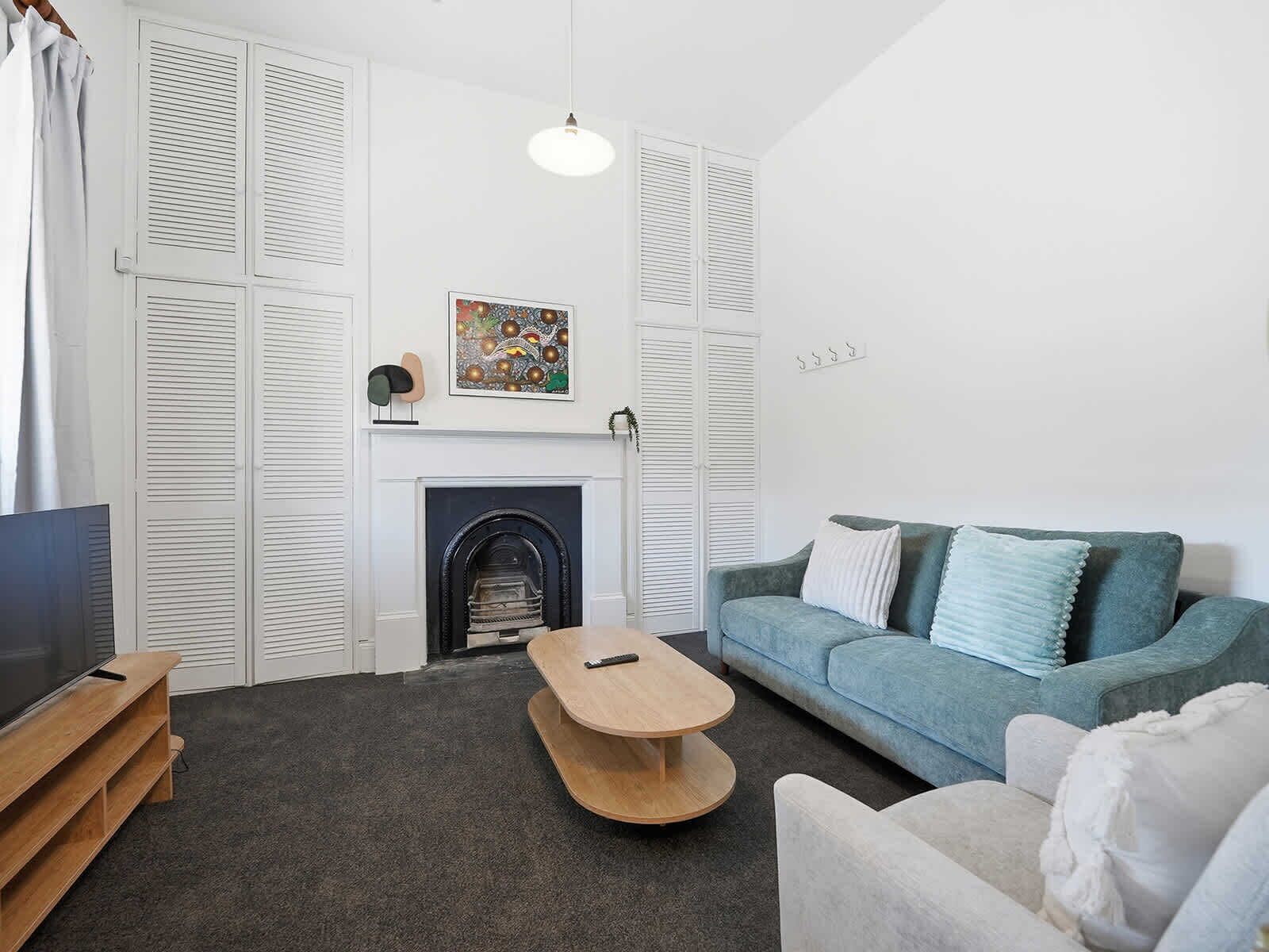 TV, lareira, escritórios