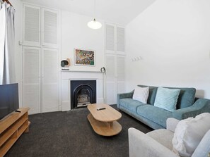 TV, lareira, escritórios