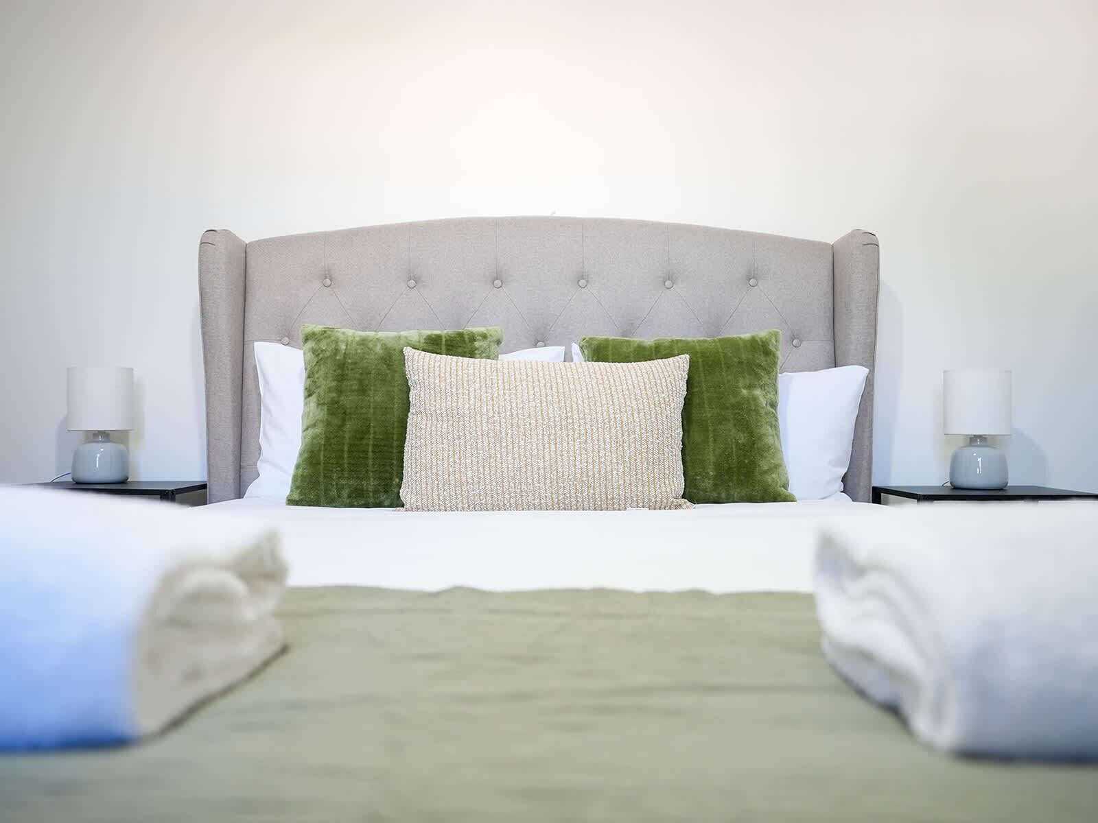 Ferros/tábuas de passar roupa, berço de viagem, Wi-Fi, roupa de cama