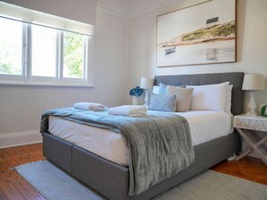 Escritorio, tabla de planchar con plancha, cuna de viaje y wifi