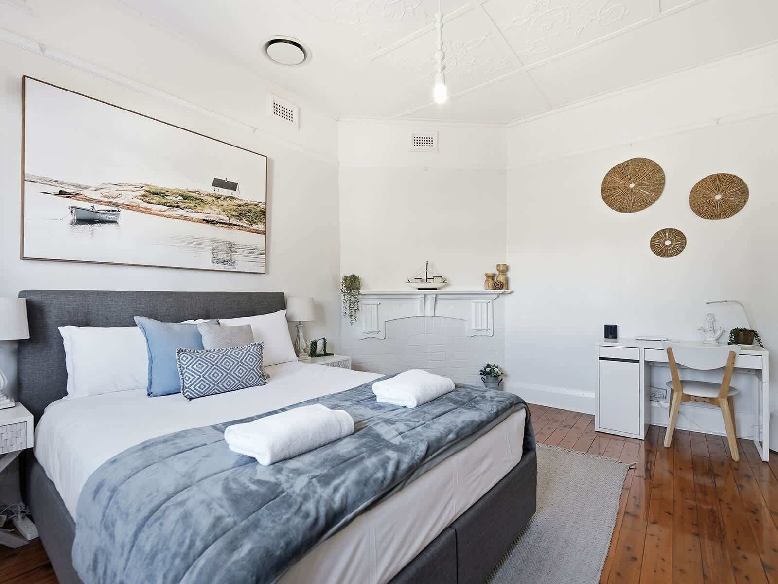 Una scrivania, ferro/asse da stiro, culla da viaggio, Wi-Fi