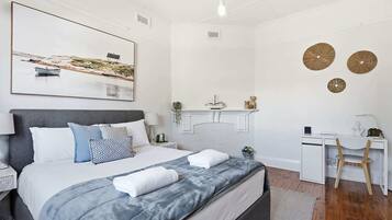 Una scrivania, ferro/asse da stiro, culla da viaggio, Wi-Fi