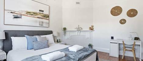 Bureau, fer et planche à repasser, lit parapluie, Wi-Fi