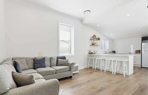 Una televisión, una oficina