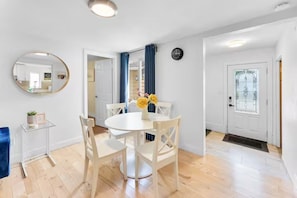 Comfort House, 2 Bedrooms, Non Smoking | Dining - Cozy Family Retreat Minutes From Falls  (Niagara Falls)