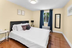 Soundproofing, iron/ironing board, free WiFi - Cozy Family Retreat Minutes From Falls  (Niagara Falls)