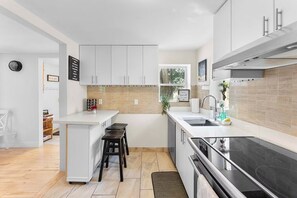 Private kitchen - Cozy Family Retreat Minutes From Falls  (Niagara Falls)