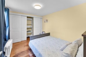 Comfort House, 2 Bedrooms, Non Smoking | Soundproofing, iron/ironing board, free WiFi - Cozy Family Retreat Minutes From Falls  (Niagara Falls)