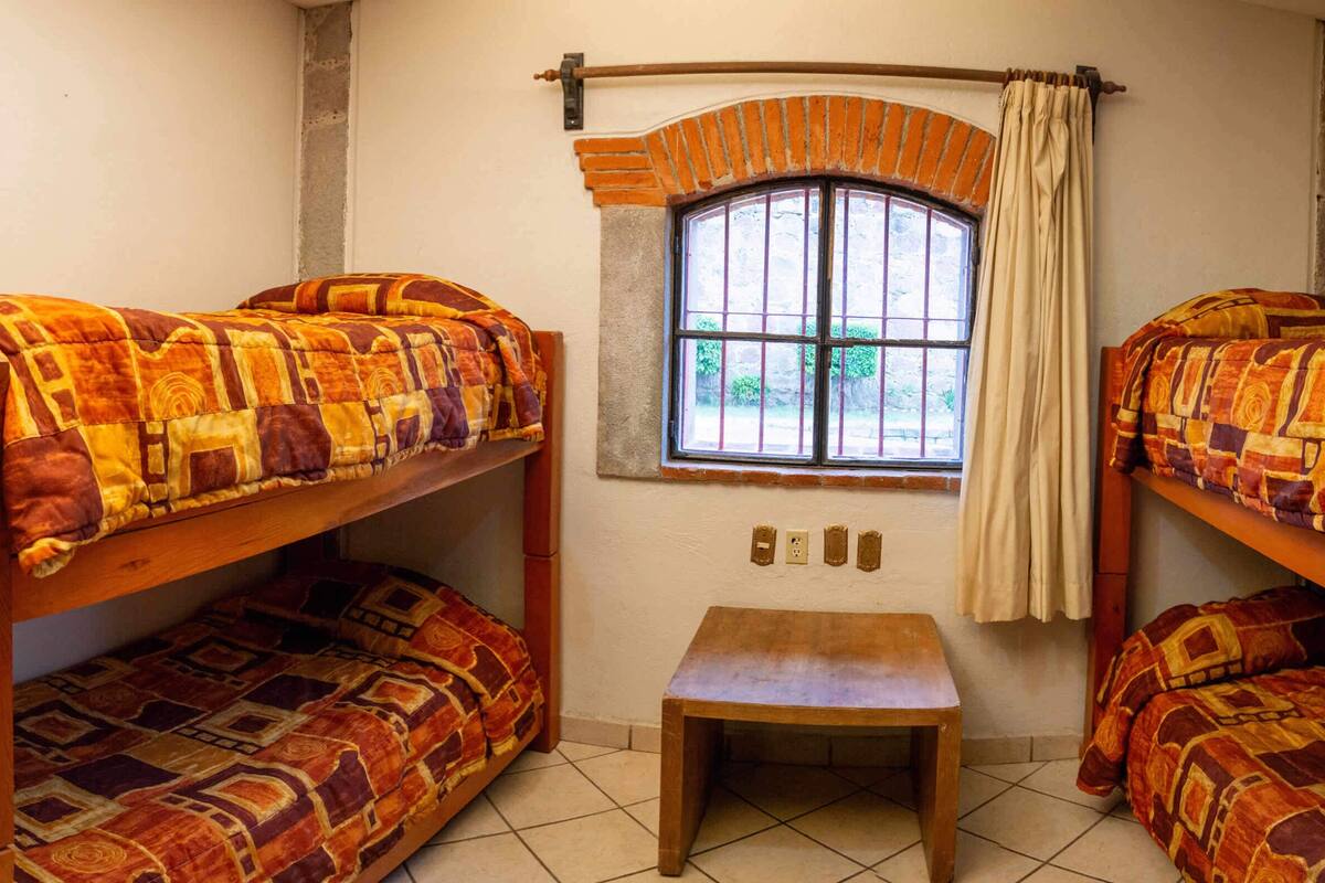 Chambre quadruple, salle de bains commune | Accès au Wi-Fi (inclus), literie fournie