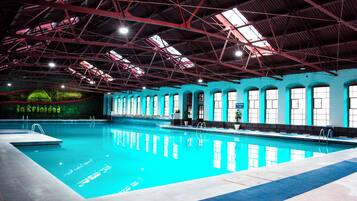 Alberca techada y 3 albercas al aire libre