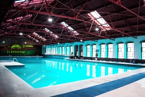 Alberca techada y 3 albercas al aire libre