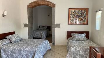 Habitación cuádruple estándar | Wifi gratis y ropa de cama