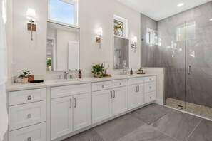 Shower, towels - Hibiscus Haven | Salt Pool, Lux Family Home, Sleeps 10 (Sarasota)