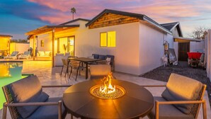 A modern house with a pool, outdoor seating, and a fire pit. - Modern, spacious 6 BR/4 Bath house close to Old Town Scottsdale with Heated Pool (Scottsdale)