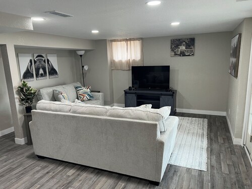 Spacious 5-bedroom house in pleasant Milan with AC and large screened in patio