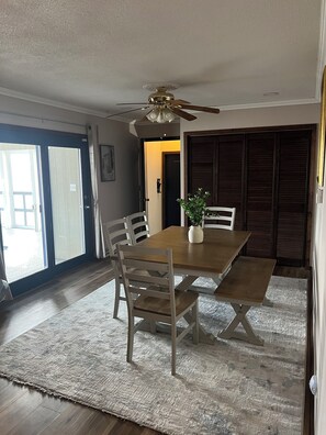 Dining - Spacious 5-bedroom house in pleasant Milan with AC and large screened in patio (Milan)