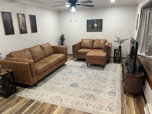 Living area - Spacious 5-bedroom house in pleasant Milan with AC and large screened in patio (Milan)