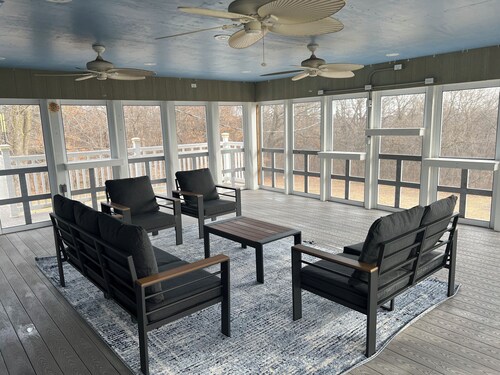 Spacious 5-bedroom house in pleasant Milan with AC and large screened in patio