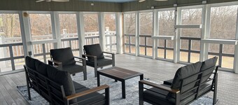 Spacious 5-bedroom house in pleasant Milan with AC and large screened in patio