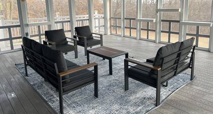 Spacious 5-bedroom house in pleasant Milan with AC and large screened in patio