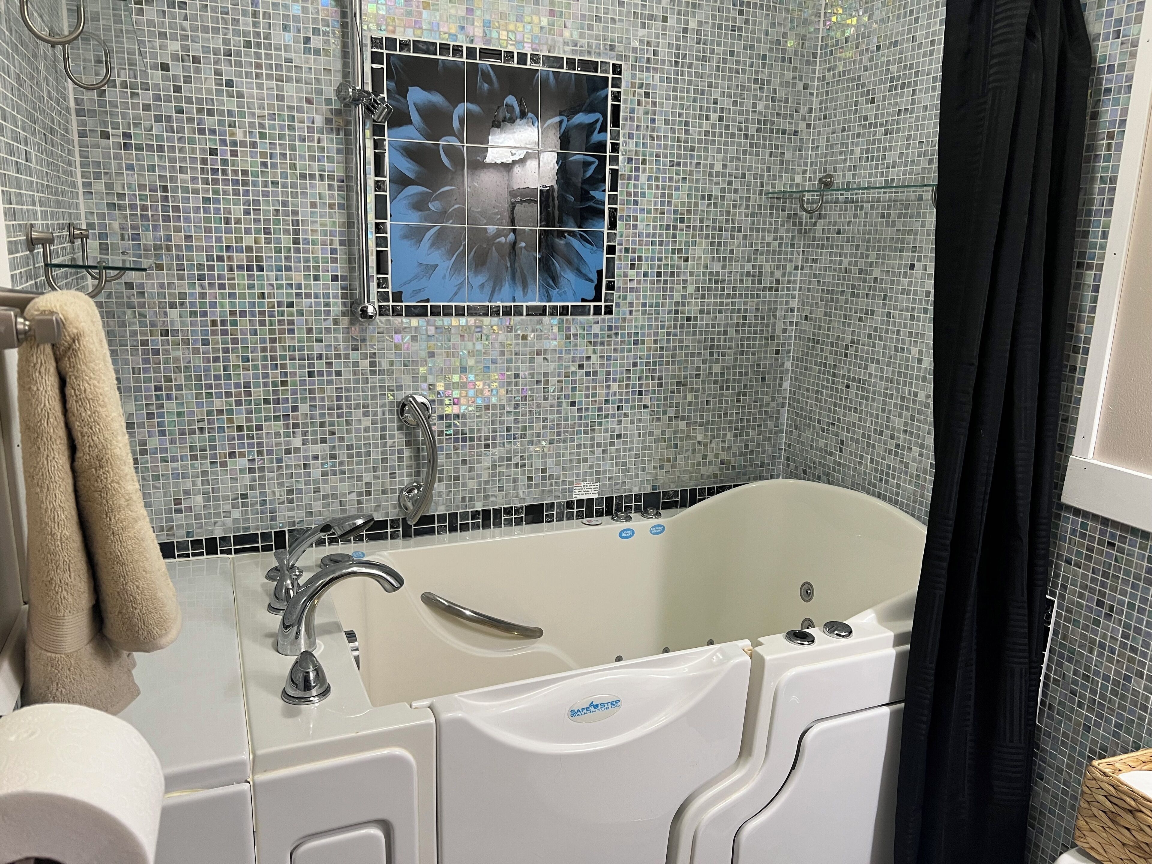 Banheira de hidromassagem, secador de cabelo, toalhas de banho, sabonete