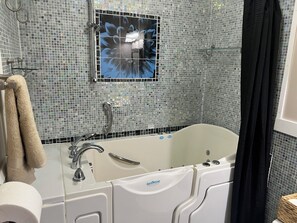 Baignoire Ă jets, sĂšche-cheveux, serviettes fournies, savon