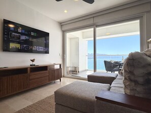 Télévision, espaces bureaux, écrans d'ordinateur