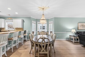 Dining - Prime Myrtle Beach Location Near Everything | Magnolia Pointe Luster Leaf 4874-201 (Myrtle Beach)