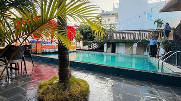 2 piscines extérieures