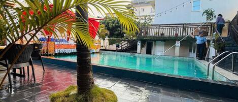 2 outdoor pools