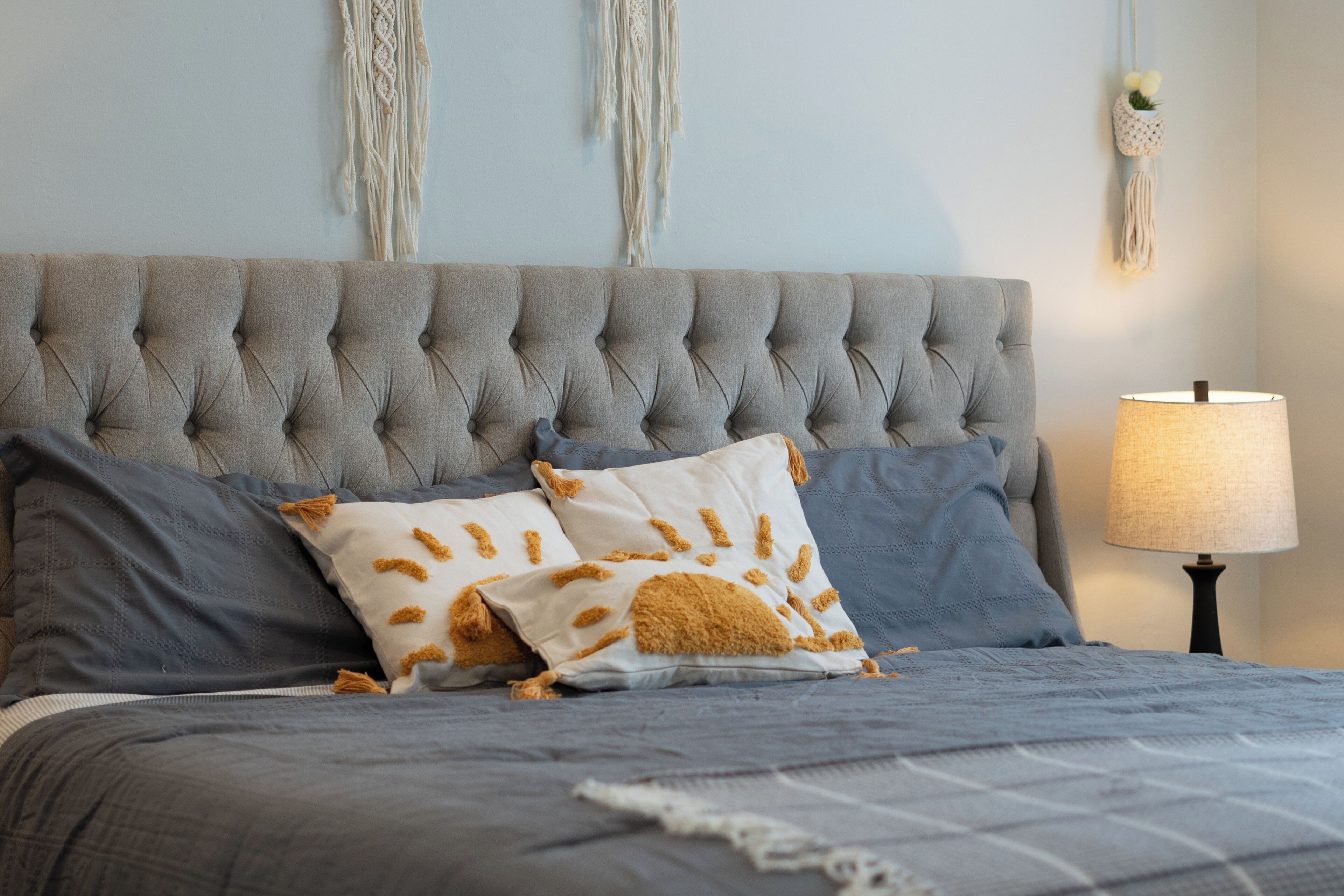 Een strijkplank/strijkijzer, wifi, beddengoed