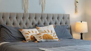 Een strijkplank/strijkijzer, wifi, beddengoed