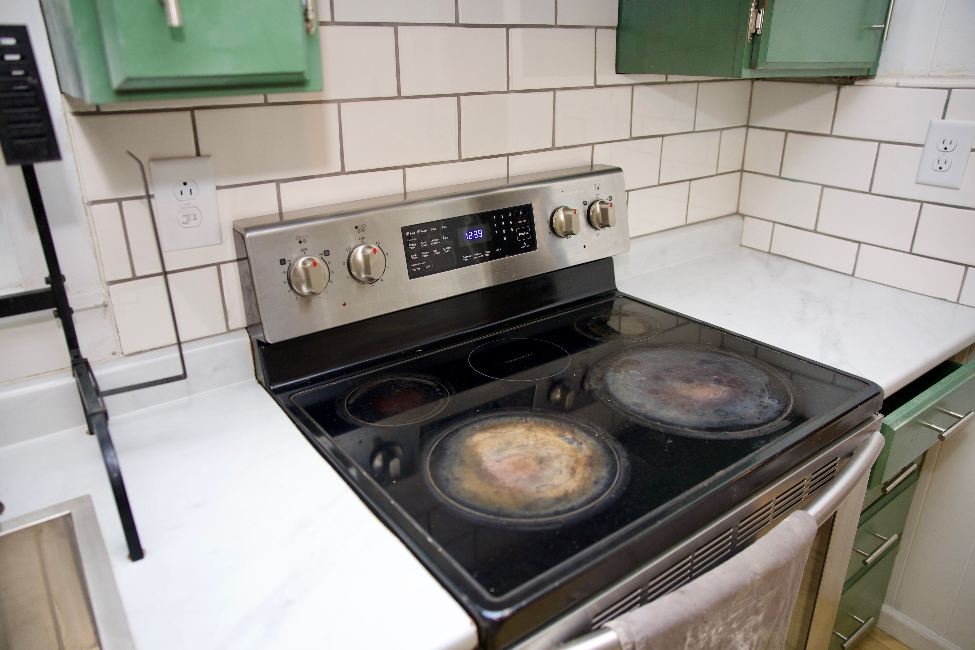 Micro-ondes, four, plaque de cuisson