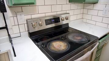 Micro-ondes, four, plaque de cuisson