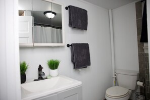 Toalhas de banho, sabonete, papel higiênico