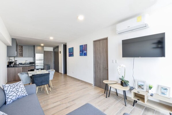 Un apartamento moderno con cocina, comedor y sala de estar.