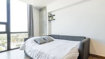 Een bureau, een strijkplank/strijkijzer, wifi, beddengoed