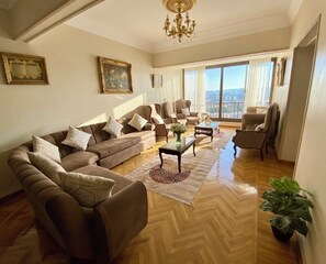 Smart TV, video games, books, video library - Luxury Panoramic Nile View | 3BR | Prime Location (Giza Governorate)