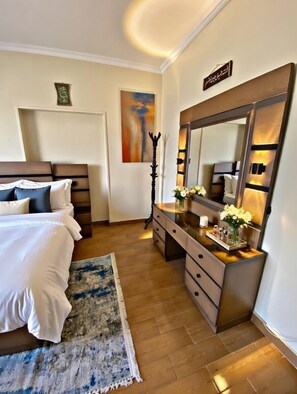 3 bedrooms, desk, iron/ironing board, WiFi - Luxury Panoramic Nile View | 3BR | Prime Location (Giza Governorate)