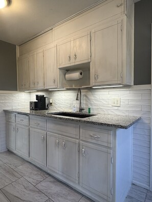 Micro-ondes, four, plaque de cuisson, lave-vaisselle