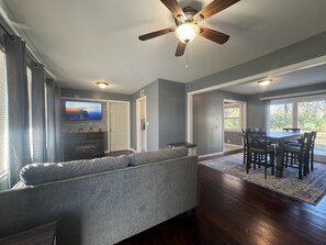 Télévision, cheminée