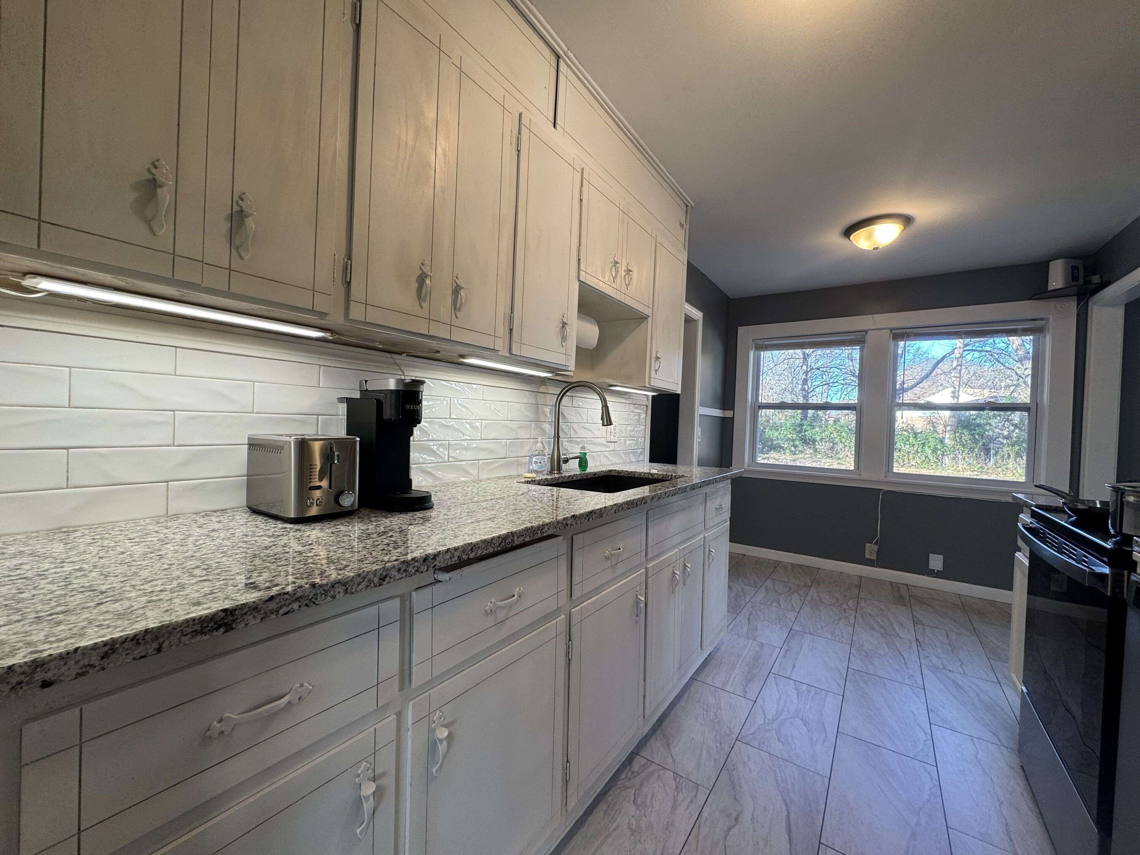 Mikrobølgeovn, ovn, kokeplater og oppvaskmaskin