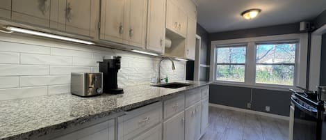 Mikrobølgeovn, ovn, kokeplater og oppvaskmaskin