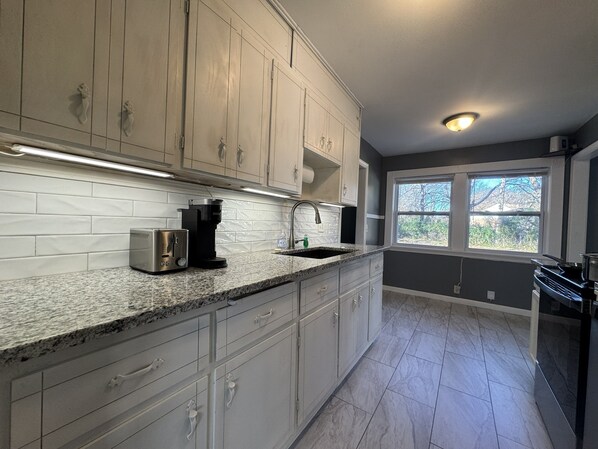 Mikroaaltouuni, uuni, liesi, astianpesukone